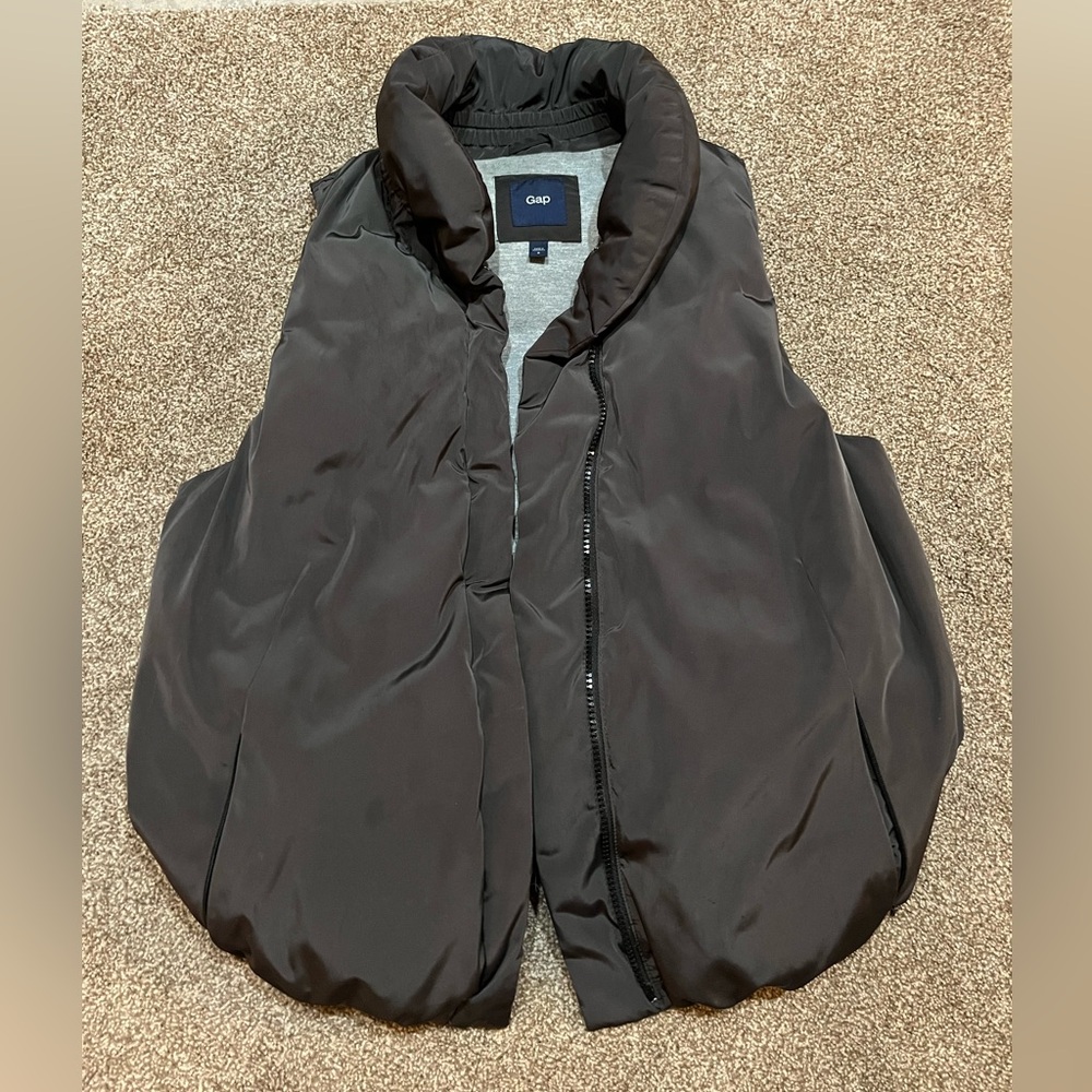 GAP Women’s Dark Charcoal Puffer Vest